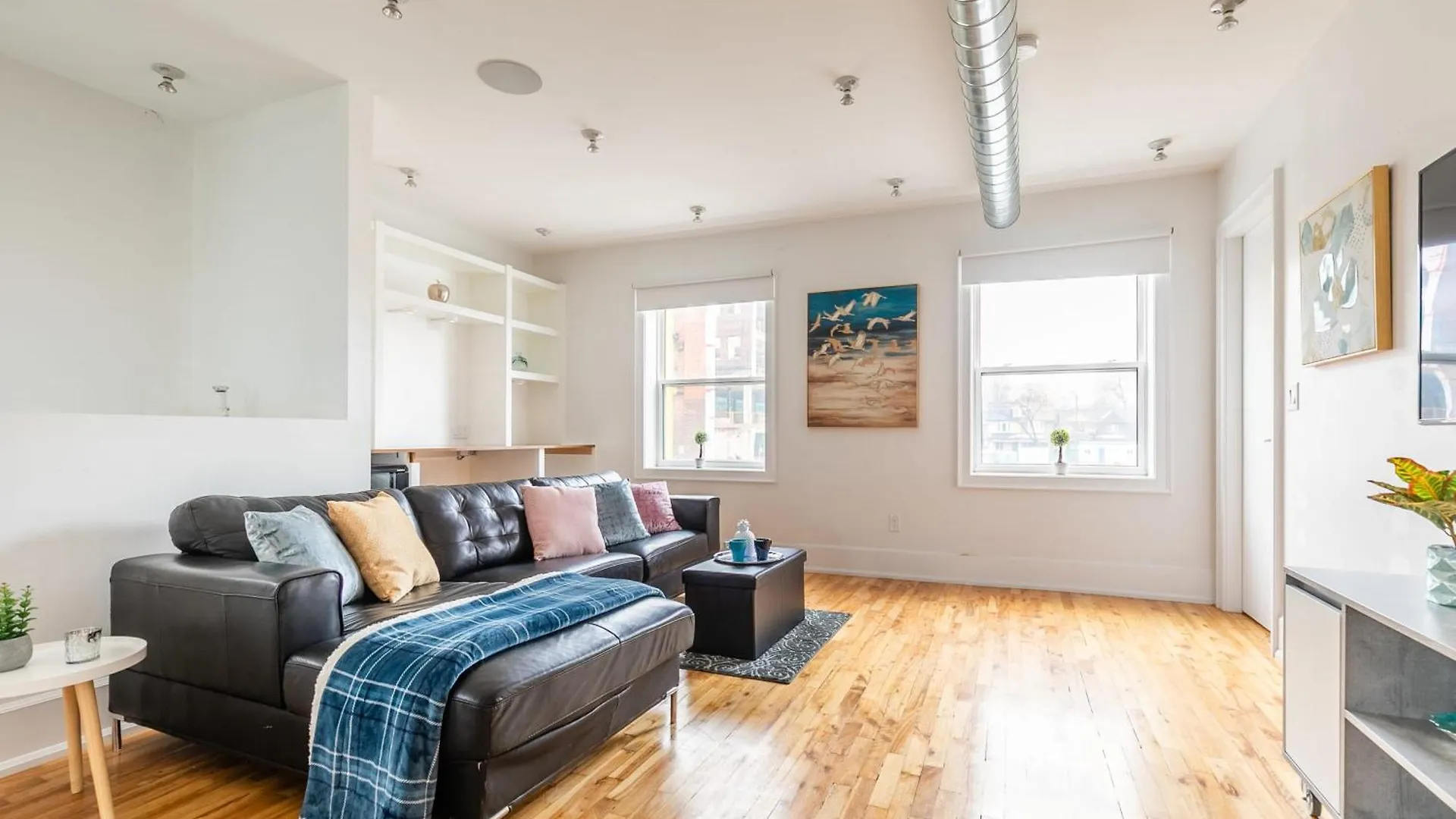 Modern 2 Bedroom Condo - Heart Of Leslieville Toronto