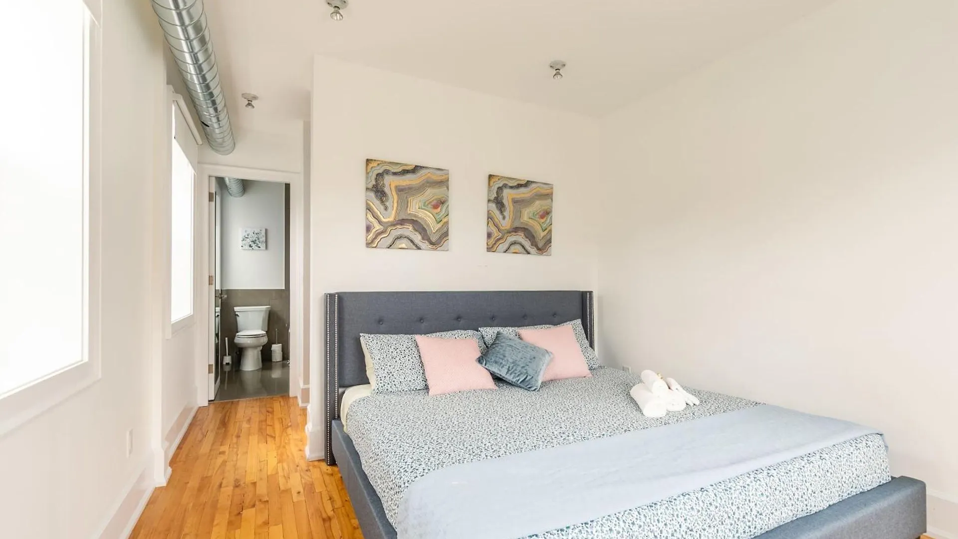 Modern 2 Bedroom Condo - Heart Of Leslieville Toronto