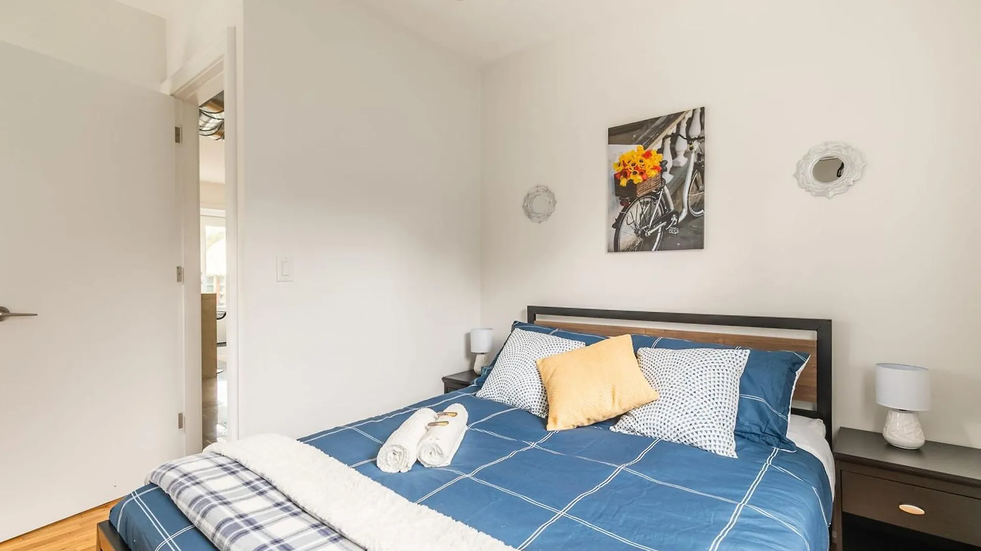 Modern 2 Bedroom Condo - Heart Of Leslieville Toronto Canada