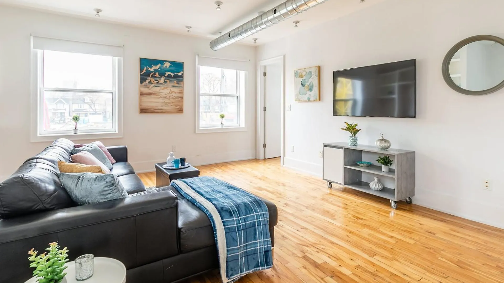 Modern 2 Bedroom Condo - Heart Of Leslieville Toronto Apartment