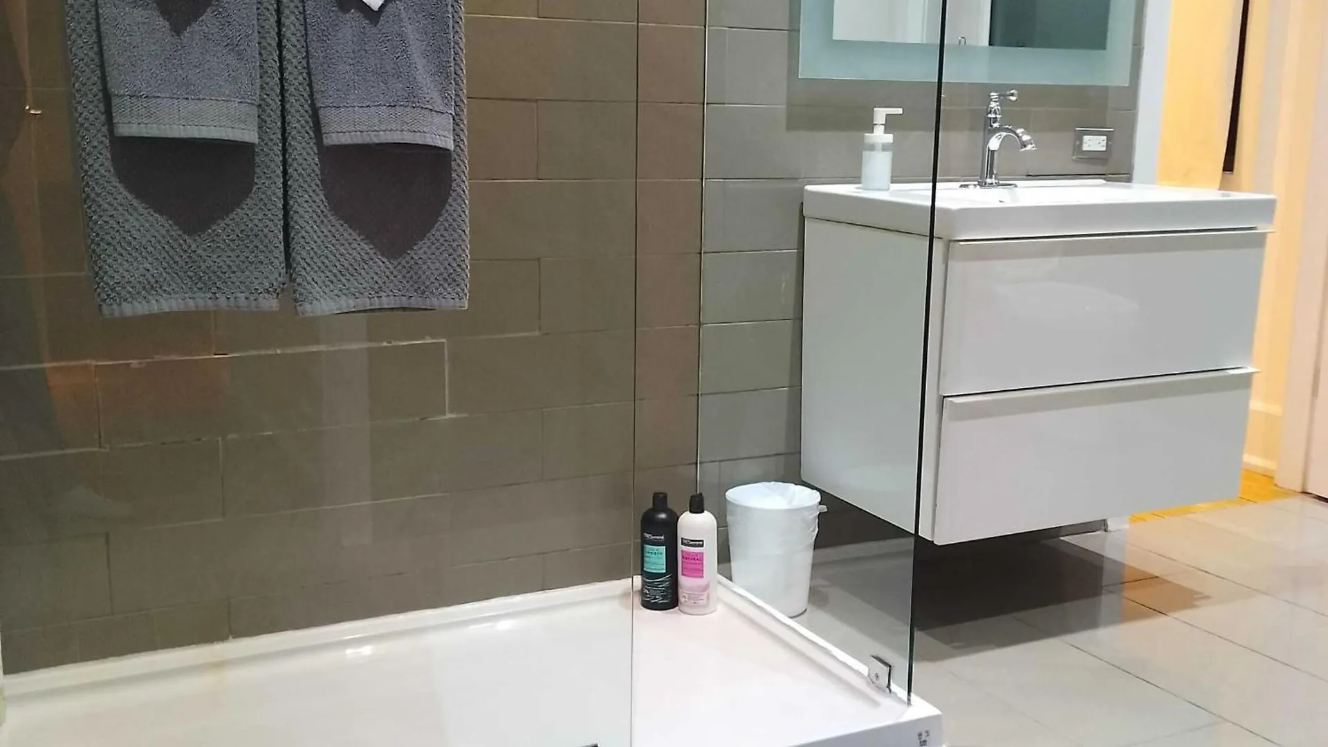 Modern 2 Bedroom Condo - Heart Of Leslieville Toronto Canada